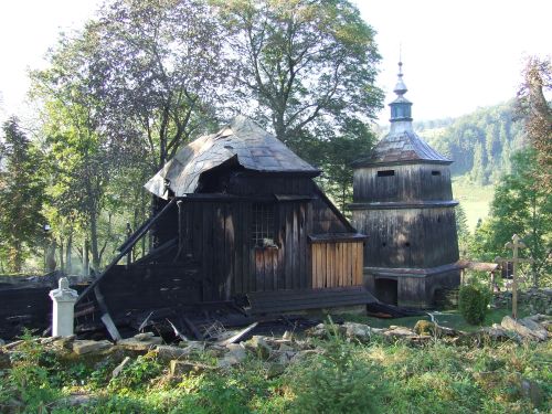 Pogorzelisko po cerkwi w Komańczy