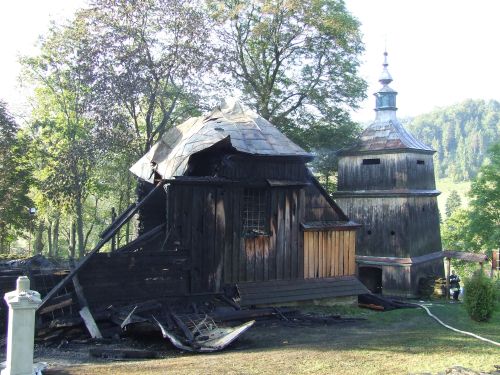 Pogorzelisko po cerkwi w Komańczy