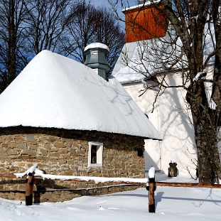 DSC_0013aa Łopienka, kaplica grobowa, styczeń 2012 (fot. P. Szechyński)