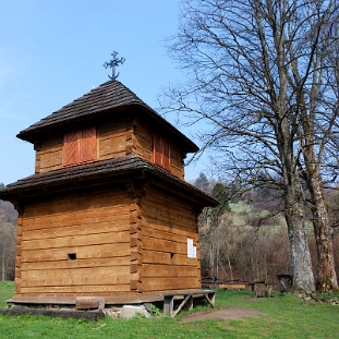 DSC_0015a Łopienka, dzwonnica, wiosna 2014 (fot. P. Szechyński)