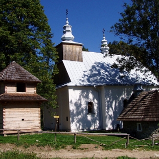 P8310121 Łopienka, cerkiew, dzwonnica i kaplica, 2007 (fot. P. Szechyński)