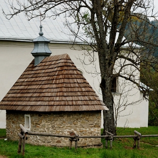 lopienka2014a Łopienka, cerkiew, i kaplica grobowa, wiosna 2014 (fot. P. Szechyński)