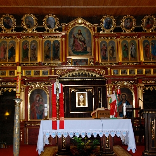 DSC_0036 Czarna, cerkiew, cofnięty na tylną ściane prezbiterium ikonostas, 2009 (foto: P. Szechyński)