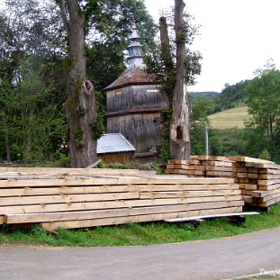 komancza2007c Komańcza, materiały na odbudowę cerkwi, 05.2007 (fot. P. Szechyński)
