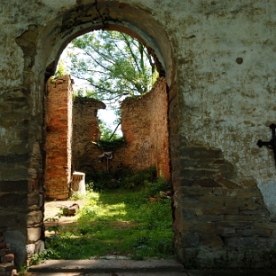 DSC_0046 Krywe, cerkiew greckokatolicka pw. św. Paraskiewii z 1842 roku, obecnie w ruinie, 2013 (foto: P. Szechyński)