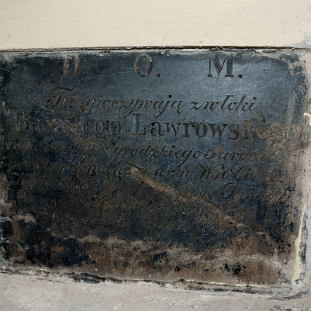 smolnik2013j Smolnik nad Osławą, tablica inskrypcyjna księdza Bazylego Ławrowskiego, który został tu pochowany (zm. 1813r.), 2013 (foto: P. Szechyński)