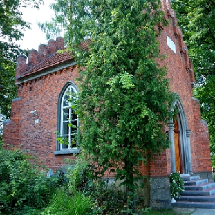 DSC_0059a Ustianowa, kryta kołomyjską dachówką neogotycka kaplica grobowa rodziny Szemelowskich, stojąca obok cerkwi, 2010 (foto: P. Szechyński)
