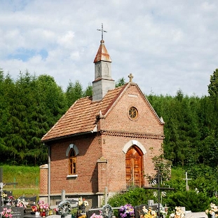 balig1 Baligród, cmentarz parafialny, kaplica cmentarna, rok 2010 (foto: P. Szechyński)