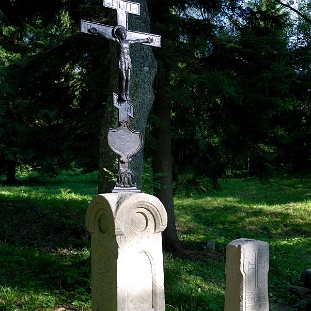 berehy2010i Berehy Górne, cmentarz, 2010. Z prawej nagrobek Iwana Buchwaka, zm. 1897 (foto: P. Szechyński)