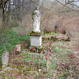 kalnica2010f Kalnica, cmentarz, rok 2010, grób Marii Kasztaniukowej a w głębi M i A. Ciałowiczów (foto: P. Szechyński)