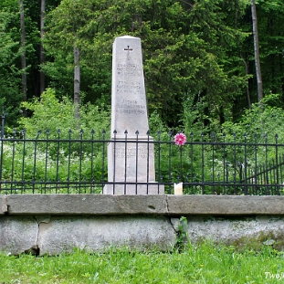 szczawne2005d Szczawne, grób Anastazji (zm.1908) i Franciszka (zm.1908) Radziejowskich oraz Józefy Dudziakówny (1888-1909), 2005 (foto: P. Szechyński)
