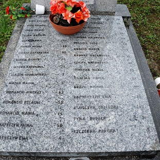 terka2013c Terka, cmentarz, symboliczna mogiła zbiorowa pomordowanych przez Wojsko Polskie, 2010 (foto: P. Szechyński)