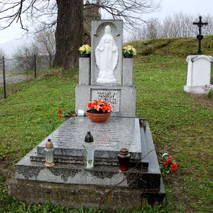 terka2013d Terka, cmentarz, symboliczna mogiła zbiorowa pomordowanych przez Wojsko Polskie, 2010 (foto: P. Szechyński)