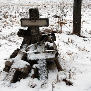 lachawa2 Uherce Mineralne, krzyże z cmentarza z I wojny, 2009 (foto: P. Szechyński)