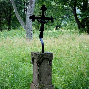 wolosate2010e Wołosate, betonowy nagrobek zwieńczony charakterystycznie wygiętym, kutym żelaznym krzyżem, bez inskypcji, 2010 (foto: P. Szechyński)