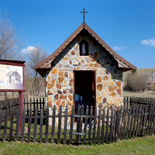 czarna2010a Czarna Dolna, rekonstrukcja kapliczki pańszczyźnianej, która stała w tym miejscu od 1848r., 2011 (foto: P. Szechyński)