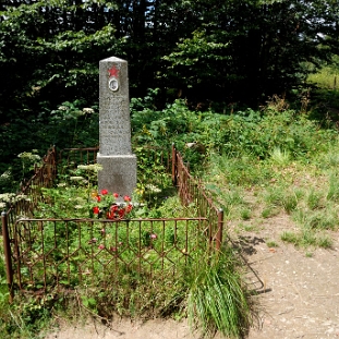 gladysz2012b Mogiła Gładysza, pasmo graniczne, między Czerteżem a Kamienną, jest to grób sowieckiego żołnierza Piotra Gładysza (naprawdę nazywał się Piotr Andriejewicz...