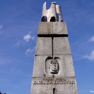 walter2007b Jabłonki, pomnik gen. Karola Świerczewskiego. W 2018 roku został rozebrany, 2007 (foto: P. Szechyński)