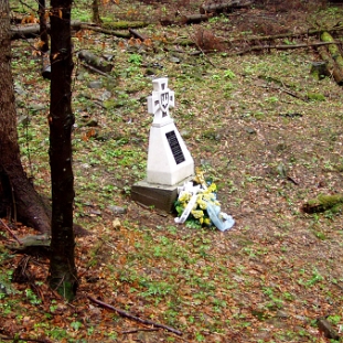 upa2008a Duszatyn (okolica), nieistniejący obelisk pamięci UPA, wiosna 2008 (foto: P. Szechyński)