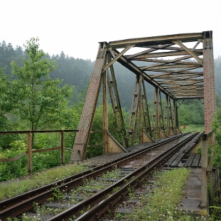 komancza2010k Komańcza, most kolejowy przy kamieniołomie, 2010 (foto: P. Szechyński)