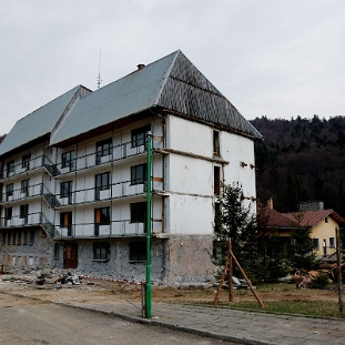 muczne2014a Muczne, dawny hotel, obecnie Centrum Promocji Leśnictwa Bieszczadzkiego, podczas remontu, 2014 (foto: P. Szechyński)