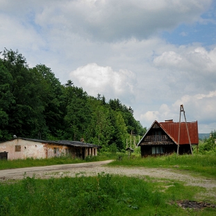 rzepedz2010a Rzepedź, droga od strony Prełuk, dawny ZuL (z lewej - budynek obecnie nie istnieje) i stacja kolejki wąskotorowej, 2010 (foto: P. Szechyński)