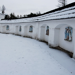 uherce2009d Uherce, murem obronny z otworami strzelniczymi wokół kościoła, zima 2009 (foto: P. Szechyński)
