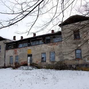 uherce2009e Uherce, dwór obronny Herburtów, wzniesiony w II połowie XVI wieku, zima 2009 (foto: P. Szechyński)