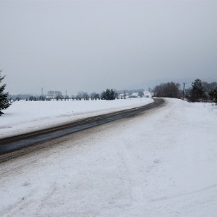 wmichowa2010h Wola Michowa, droga od strony Smolnika zimą (foto: P. Szechyński)