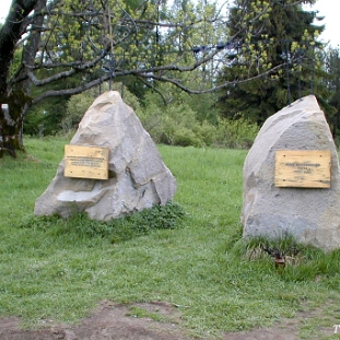 wetlinska2003g Połonina Wetlińska, głazy pamięci J. Harasymowicza na początku szlaku żółtego, 2003 (foto: P. Szechyński)
