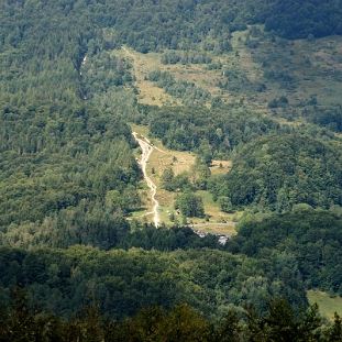rawki2012l Szlak przez Dział z Małej Rawki do Wetliny. W dole Przełęcz Wyżna (foto: P. Szechyński)