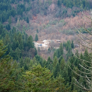 goloborze2009c Rabe, rezerwat "Gołoborze", widok z wierzchołka na skrzyżowanie przy kruszarkach w Rabem, 2009 (foto: P. Szechyński)