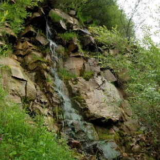 komancza2010d Komańcza, nieistniejący obecnie wodospad w nieczynnym wówczas kamieniołomie, 2010 (foto: P. Szechyński)