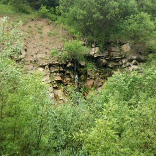 komancza2010e Komańcza, nieistniejący obecnie wodospad w nieczynnym wówczas kamieniołomie, 2010 (foto: P. Szechyński)