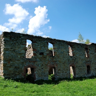 zagorz2010z7 Zagórz, ruiny klasztoru, foresteria, obecnie odbudowane, 2010 (foto: P. Szechyński)
