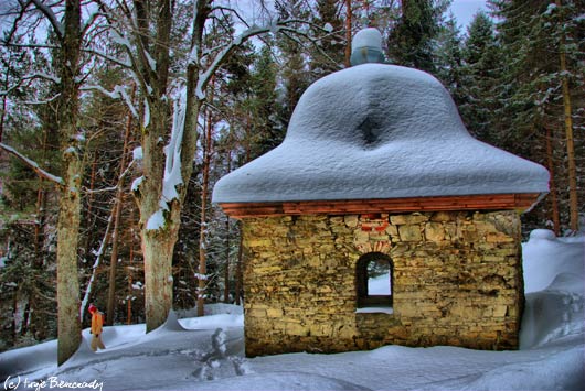 Kapliczka w Balnicy zimą