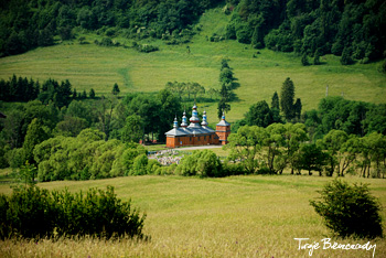 Cerkiew prawosławna w Komańczy z trasy ścieżki