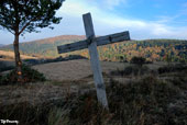Rabe, drewniany krzyż na wzgórzu
