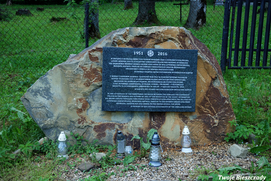 Pamiątkowy obelisk przy cmentarzu greckokatolickim w Lutowiskach