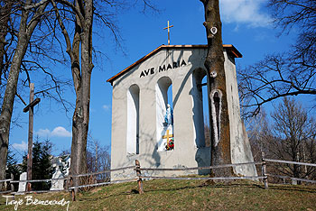 Dzwonnica obok danwgo kościoła w Polanie