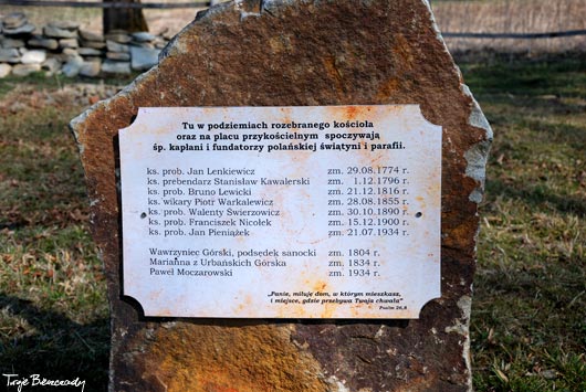 Tablica przy pozostałościach kościoła w Polanie