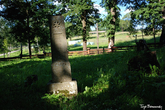 Cmentarz w Smolniku - nagrobek z rozetą