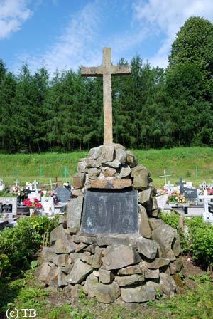Symboliczna mogiła 42 Polaków w Baligrodzie