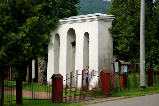 Łodyna, murowana dzwonnica parawanowa