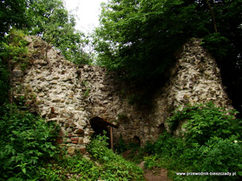 Fragmenty wieży w południowo-zachodnim narożniku ruin Sobienia