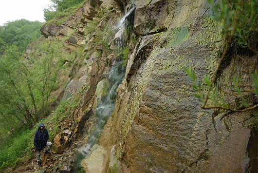 Wodospad w kamieniołomie w Komańczy