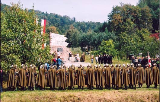 Bykowce - pod pomnikiem poległych co roku odbywają się uroczystości patriotyczne