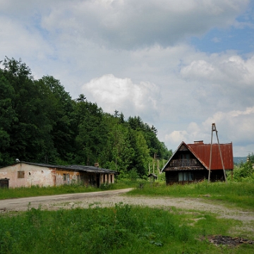 kolejka2010e Bieszczadzka Kolejka Leśna, Rzepedź, od lewej: dawny ZIL, stacja kolejki, parowozownia, 2010 (foto: P. Szechyński)