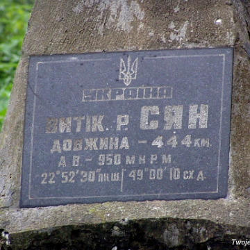 sianki2005a Sianki, obelisk przy umownych źródłach Sanu, 2005 (foto: P. Szechyński)