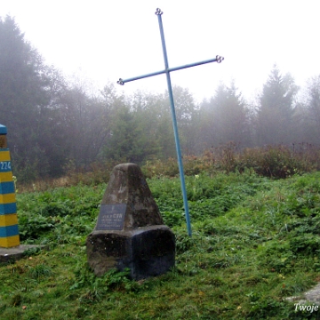 sianki2005b Sianki, obelisk przy umownych źródłach Sanu, 2005 (foto: P. Szechyński)